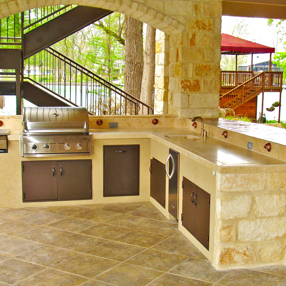 Outdoor kitchen by stairs